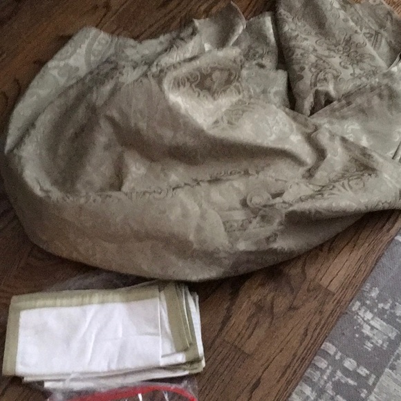 Tablecloth With Matching Napkins 8, 68 by 116 - Picture 7 of 8